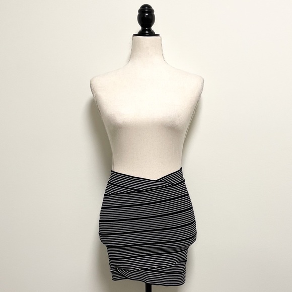 BCBGMAXAZRIA Black White Striped Bodycon Tulip Skirt Mini EUC - Picture 2 of 7